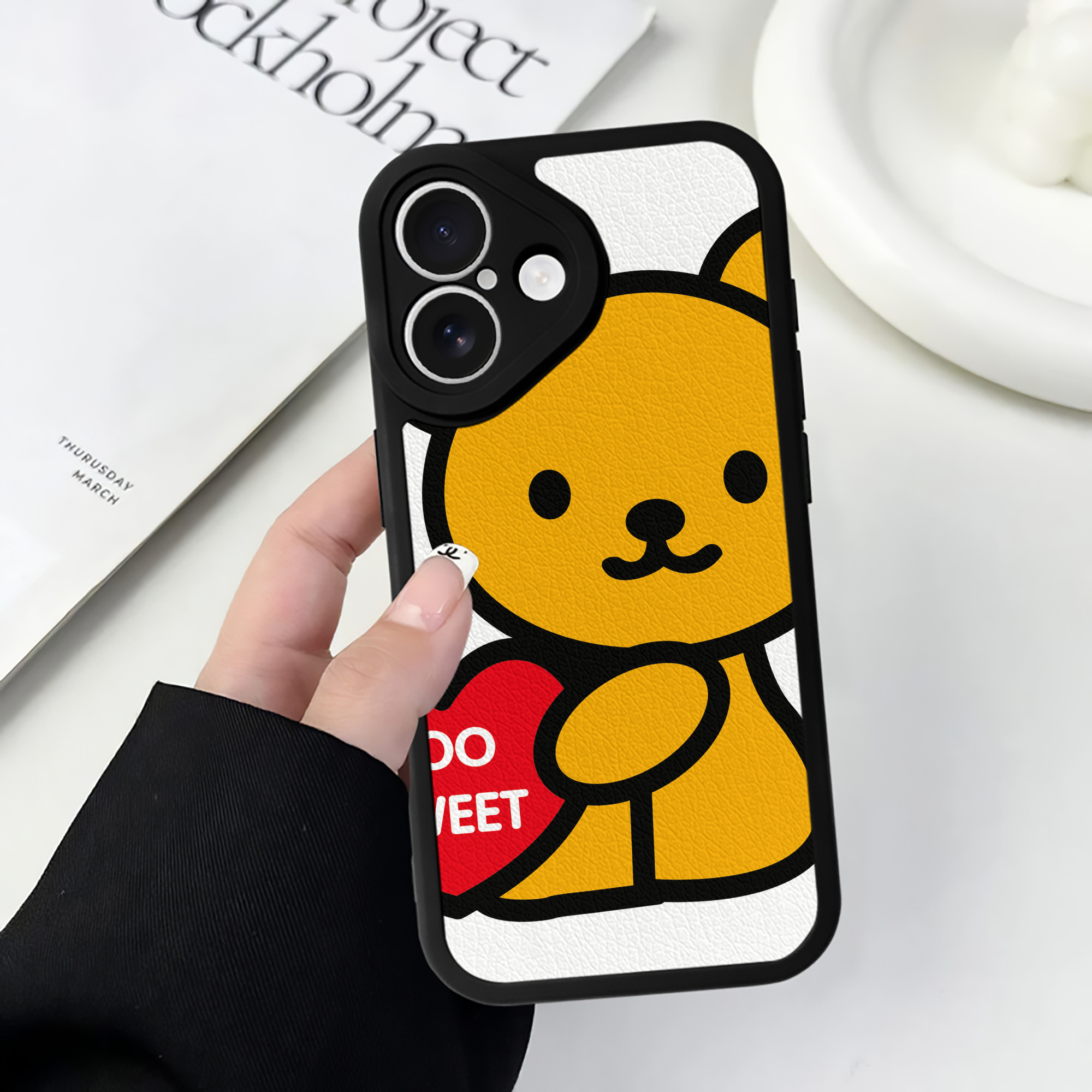 （画像用） Hello Kitty ハローキティ 【iPhone 16シリーズ対応】シリコンスマホケース（レザー調） 材質：シリコン